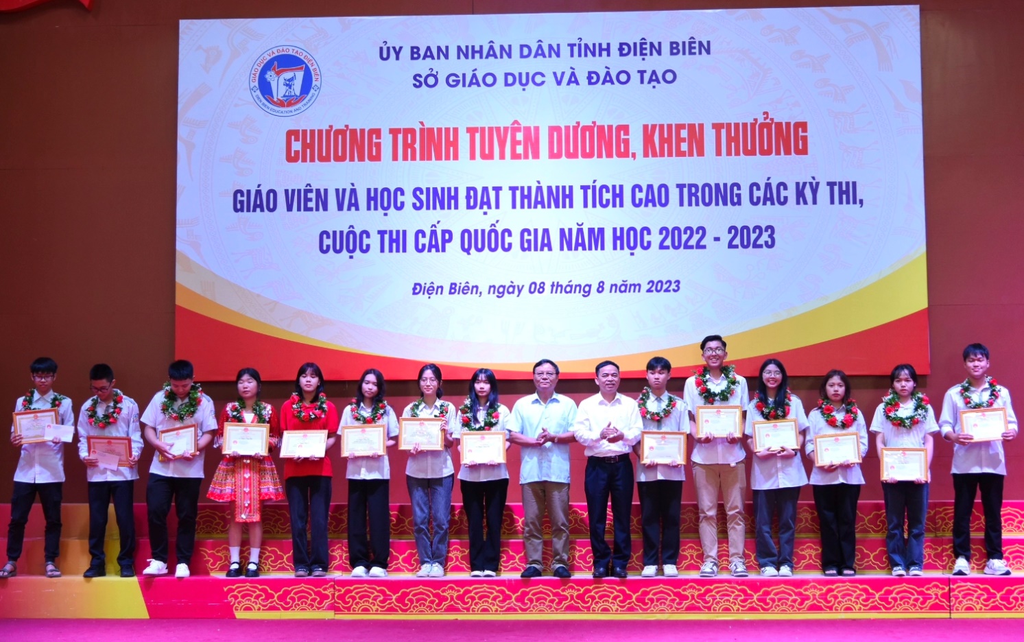 Chương trình tuyên dương, khen thưởng giáo viên và học sinh đạt thành tích cao trong các kỳ thi, cuộc thi cấp quốc gia trong năm học 2022-2023