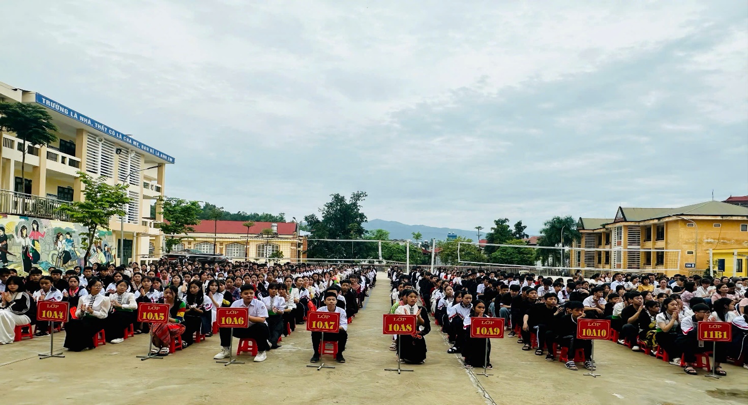 Thầy giáo Phạm Vân Hùng - Nguyên Phó Hiệu trưởng trường PTDTNT tỉnh Điện Biên trao quà cho các em học sinh có thành tích xuất sắc trong học tập