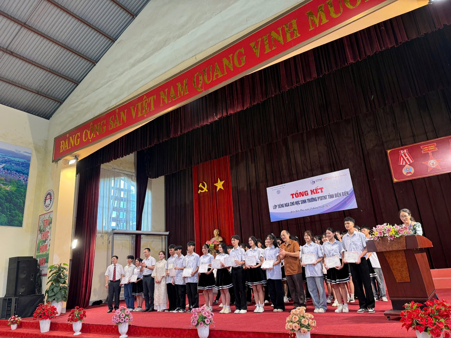 Tổng kết lớp tiếng Nga cho học sinh Trường PTDTNT tỉnh Điện Biên
