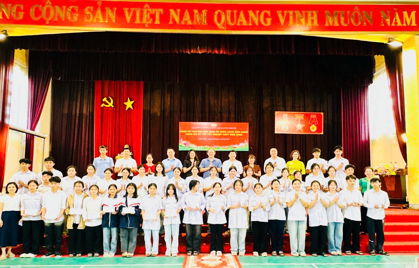 Chương trình “Trao hỗ trợ cho học sinh có hoàn cảnh khó khăn tham gia kỳ thi tốt nghiệp THPT năm 2025” trên địa bàn thành phố Điện Biên Phủ
