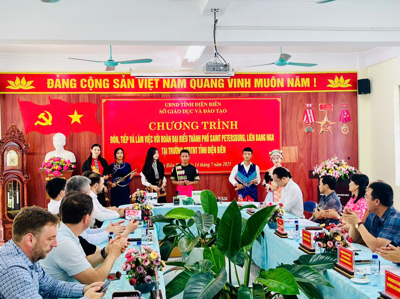 Chương trình đón, tiếp và làm việc với Đoàn đại biểu thành phố Saint Petersburg, Liên bang Nga tại Trường PTDTNT tỉnh Điện Biên