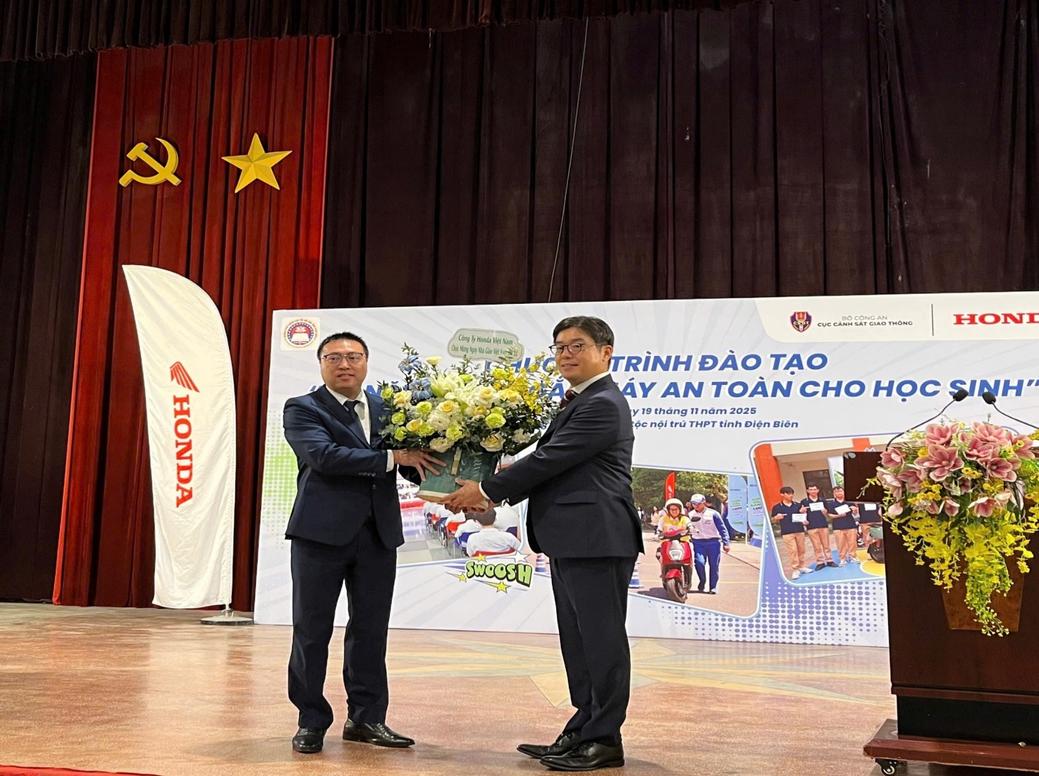 Trường PTDTNT THPT tỉnh Điện Biên phối hợp tổ chức chương trình “Kỹ năng lái xe gắn máy an toàn dành cho học sinh”