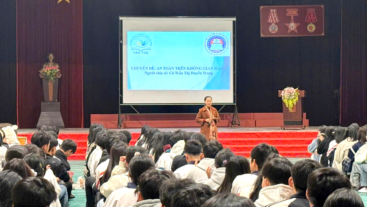 Trường PTDTNT THPT tỉnh Điện Biên phối hợp tổ chức tư vấn cho học sinh với chuyên đề “An toàn trên không gian mạng”