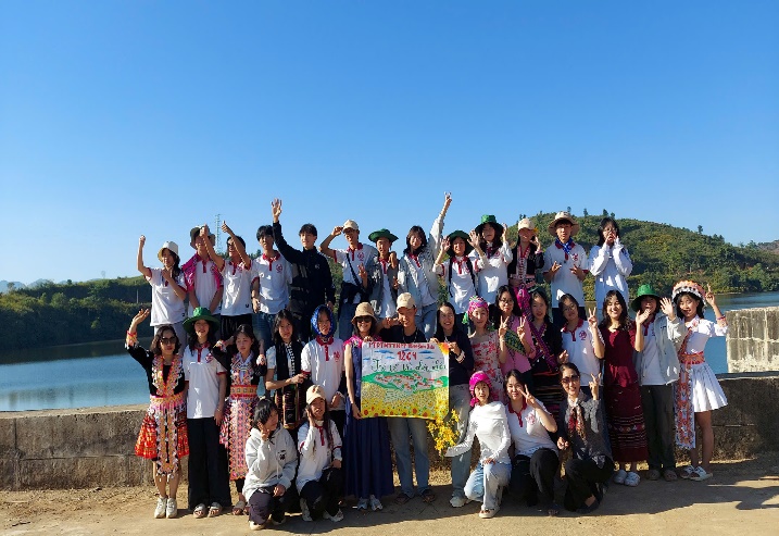 HỌC SINH LỚP 12C4 TRƯỜNG PTDTNT THPT TỈNH ĐIỆN BIÊN HÀO HỨNG VỚI HOẠT ĐỘNG TRẢI NGHIỆM “TRỞ VỀ VỚI THIÊN NHIÊN”