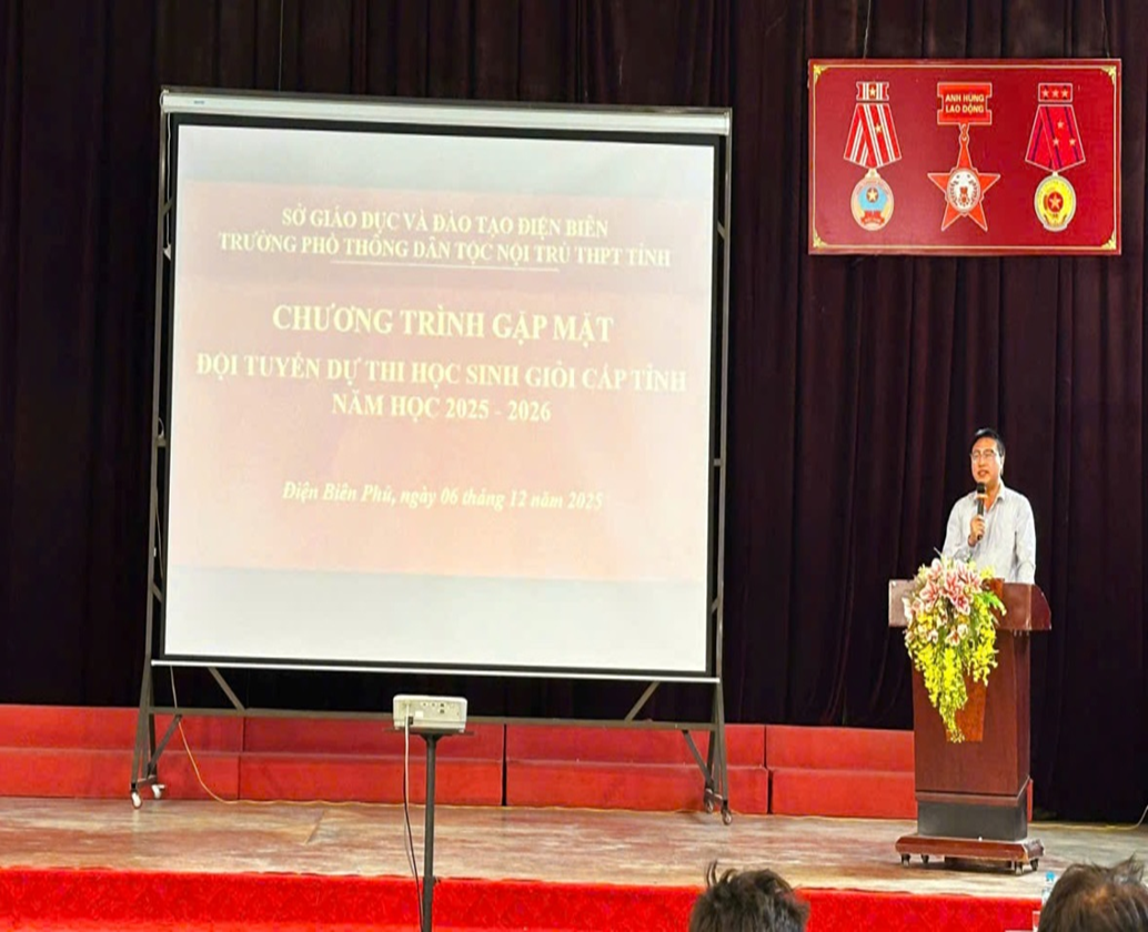 Gặp mặt tiếp lửa ý chí cho đội tuyển học sinh giỏi cấp tỉnh năm học 2025-2026 của Trường PTDTNT THPT tỉnh Điện Biên