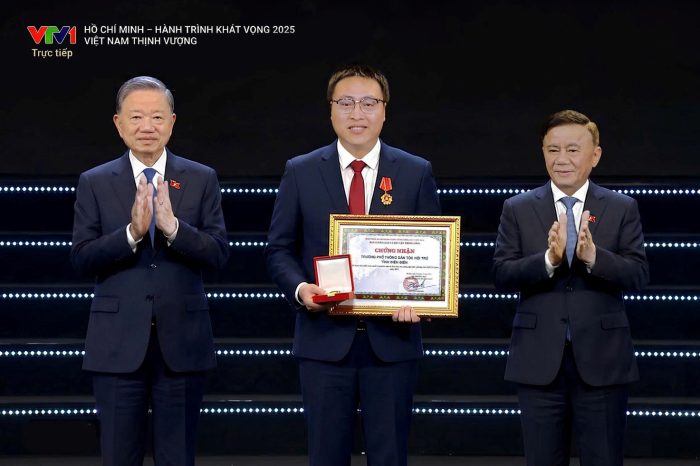 70 NĂM MỘT HÀNH TRÌNH TỰ HÀO - VIẾT TIẾP BẢN ANH HÙNG CA DƯỚI MÁI TRƯỜNG PTDTNT THPT TỈNH ĐIỆN BIÊN