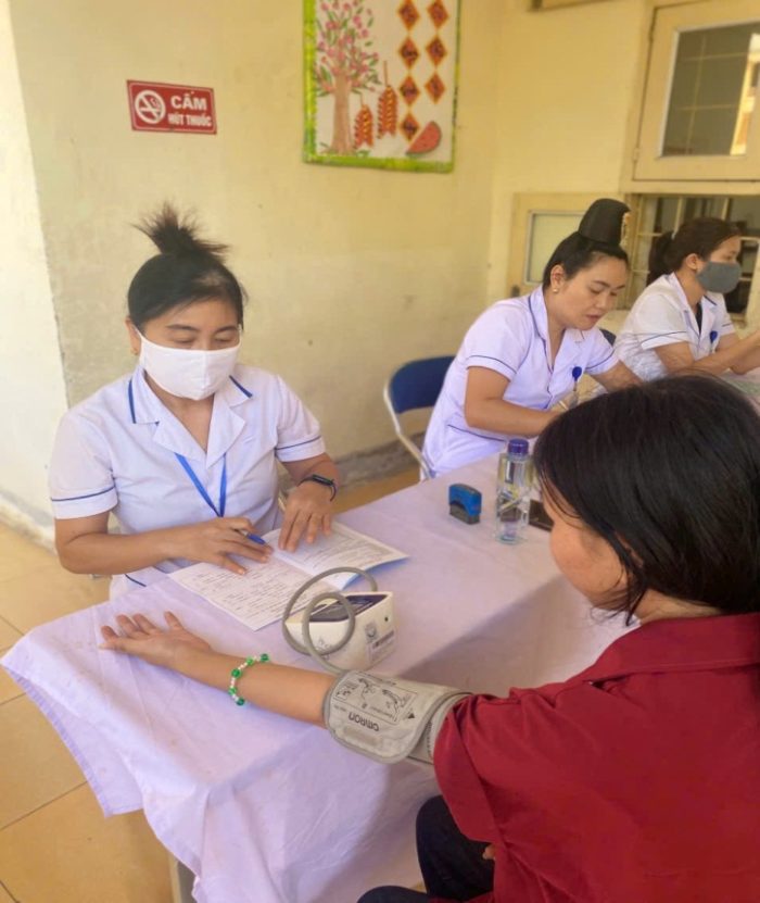Trường PTDTNT THPT tỉnh Điện Biên phối hợp với Điểm trạm y tế Tân Thanh tổ chức khám sức khoẻ cho toàn thể học sinh nhà trường