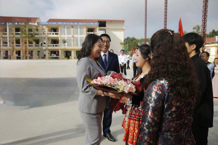 Phó Chủ tịch nước Võ Thị Ánh Xuân thăm, trao tặng học bổng và quà cho Trường DTNT THPT tỉnh Điện Biên