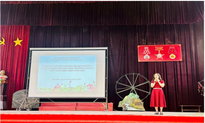 TRƯỜNG PTDTNT THPT TỈNH ĐIỆN BIÊN TỔ CHỨC BUỔI NÓI CHUYỆN CHUYÊN ĐỀ, ĐỊNH HƯỚNG NGHỀ NGHIỆP CHO HỌC SINH KHỐI 12