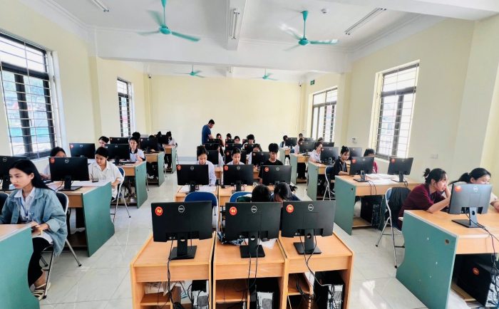 Học sinh Trường PTDTNT tỉnh Điện Biên hoàn thành đăng ký dự thi tốt nghiệp THPT năm 2025