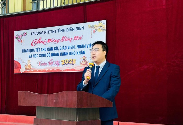 Trường PTDTNT tỉnh Điện Biên trao quà Tết cho viên chức, người lao động và học sinh có hoàn cảnh khó khăn nhân dịp Tết Nguyên đán Ất Tỵ năm 2025