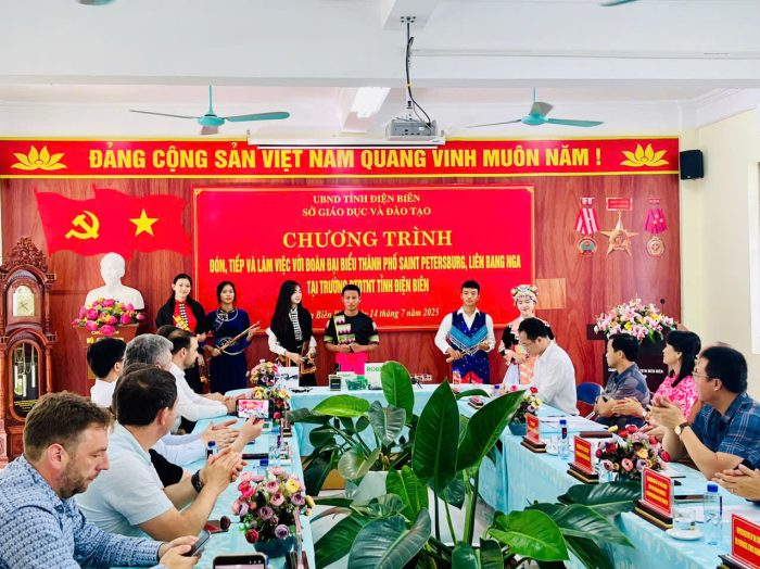 Chương trình đón, tiếp và làm việc với Đoàn đại biểu thành phố Saint Petersburg, Liên bang Nga tại Trường PTDTNT tỉnh Điện Biên