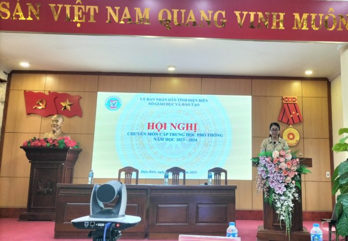 Đồng chí Nguyễn Thị Huệ - Phó Hiệu trưởng Trường PTDTNT tỉnh Điện Biên trình bầy tham luận tại Hội nghị chuyên môn cấp THPT năm học 2023-2024 do Sở Giáo dục và Đào tạo tỉnh Điện Biên tổ chức
