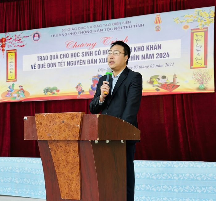 TRAO QUÀ TẾT CHO HỌC SINH CÓ HOÀN CẢNH KHÓ KHĂN  NHÂN DỊP TẾT GIÁP THÌN 2024