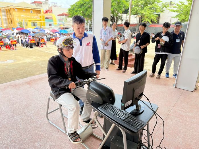 Trường PTDTNT THPT tỉnh Điện Biên tổ chức tuyên truyền Luật an toàn giao thông và hướng dẫn lái xe an toàn