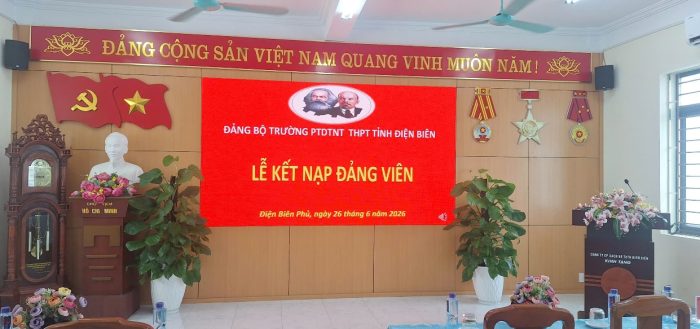 "Hạt giống đỏ" tự hào đứng vào hàng ngũ của Đảng dưới mái Trường PTDTNT THPT  tỉnh Điện Biên