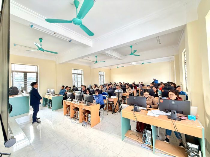 TRƯỜNG PTDTNT TỈNH ĐIỆN BIÊN TỔ CHỨC TẬP HUẤN  ỨNG DỤNG TRÍ TUỆ NHÂN TẠO DÀNH CHO  CÁN BỘ QUẢN LÝ VÀ GIÁO VIÊN NĂM HỌC 2024-2025