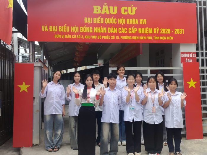 Cử tri trẻ Trường PTDTNT THPT tỉnh Điện Biên háo hức trước ngày hội lớn của đất nước