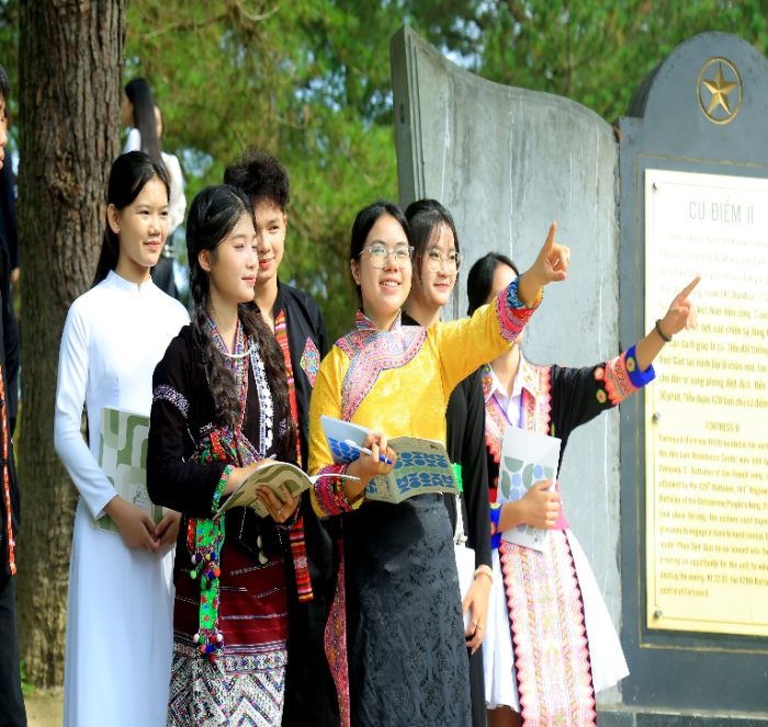 Về Him Lam - Chạm vào lịch sử, nuôi dưỡng lòng biết ơn của học sinh Trường PTDTNT THPT tỉnh Điện Biên