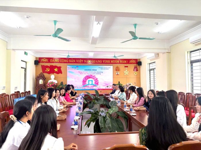 Công đoàn cơ sở VietinBank Điện Biên trao tặng áo dài  cho nữ sinh Trường PTDTNT THPT tỉnh Điện Biên