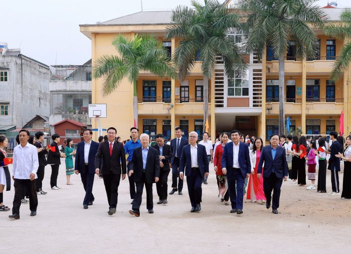 TRƯỜNG PTDTNT TỈNH ĐIỆN BIÊN ĐÓN ĐOÀN CÔNG TÁC CỦA ĐỒNG CHÍ NGUYỄN MINH TRIẾT, NGUYÊN ỦY VIÊN BỘ CHÍNH TRỊ, NGUYÊN CHỦ TỊCH NƯỚC CHXHCN VIỆT NAM VÀ ĐOÀN CÔNG TÁC CỦA THƯỜNG TRỰC TỈNH ỦY BÌNH DƯƠNG