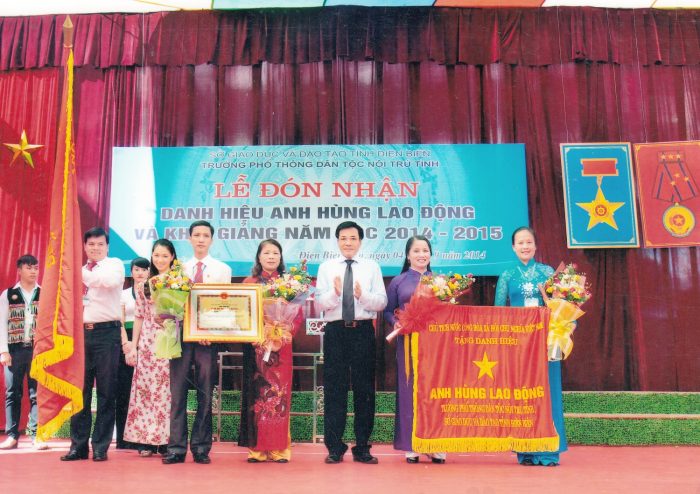 Ảnh trao danh hiệu Anh hùng Lao động cho Nhà trường