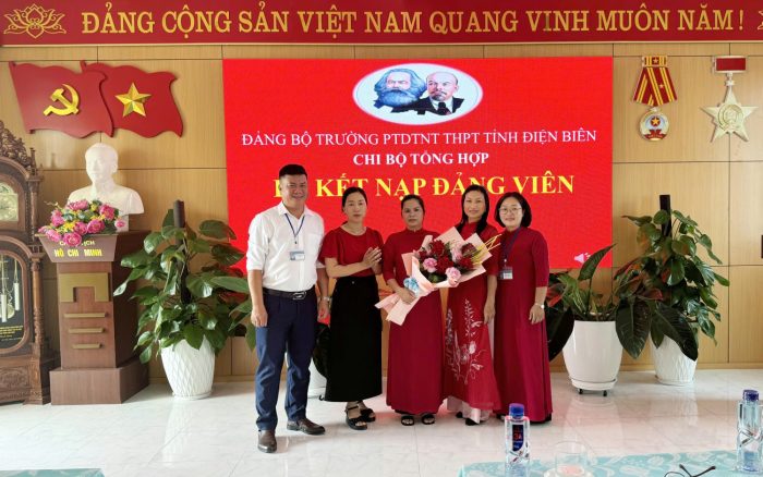 Chi bộ Tổng hợp tổ chức Lễ kết nạp đảng viên