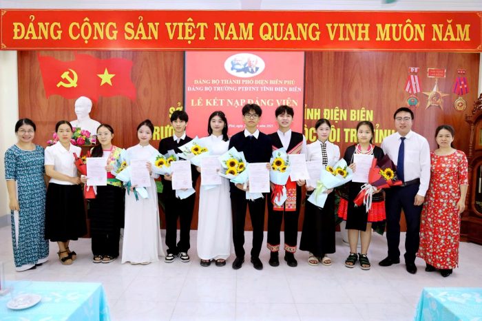 Trường PTDTNT tỉnh Điện Biên tổ chức Lễ kết nạp đảng viên cho 08 học sinh lớp 12