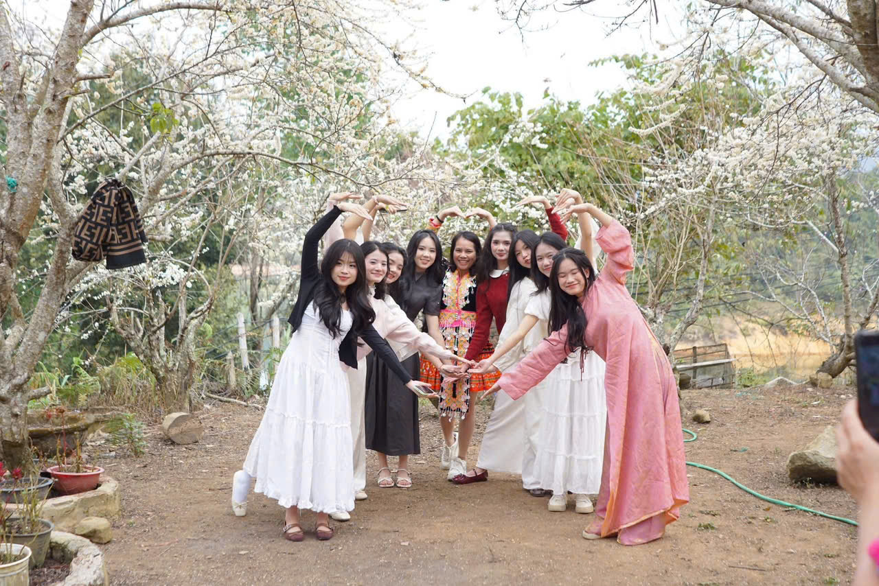 Hoạt động trải nghiệm thực tế của các em học sinh tại đảo hoa anh đào, xã Mường Phăng, tỉnh Điện Biên