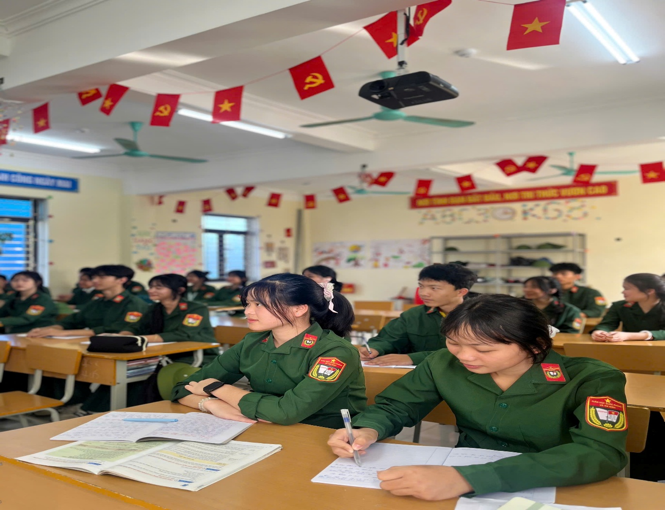 Từ lớp học đến thao trường trong Giáo dục QP-AN ở Trường PTDTNT THPT tỉnh Điện Biên