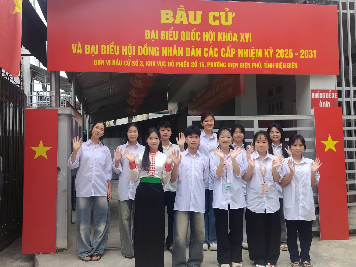 Cử tri trẻ Trường PTDTNT THPT tỉnh Điện Biên háo hức trước ngày hội lớn của đất nước