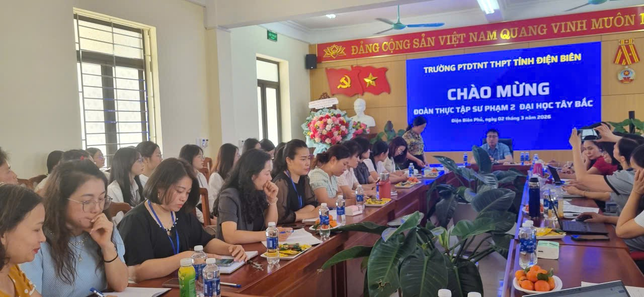 ''A group of people sitting at a table

Description automatically generated''