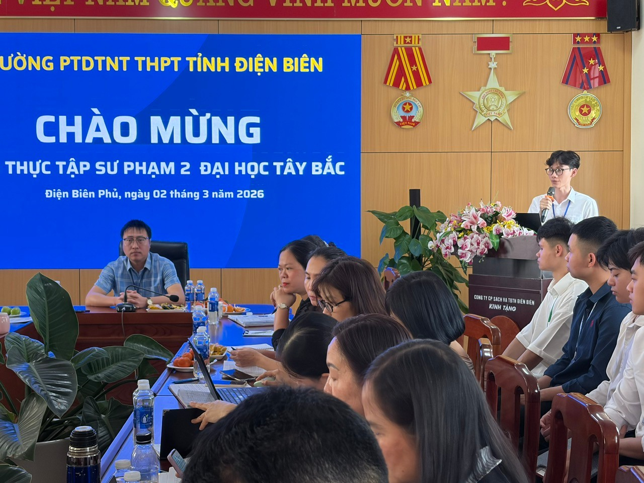 ''A group of people sitting at a table

Description automatically generated''