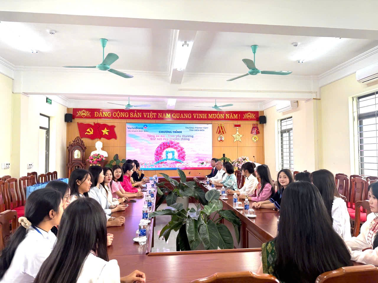 Công đoàn cơ sở VietinBank Điện Biên trao tặng áo dài  cho nữ sinh Trường PTDTNT THPT tỉnh Điện Biên