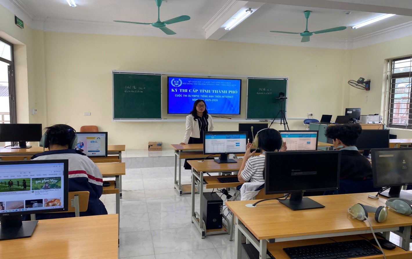 'A group of people in a classroom

Description automatically generated'