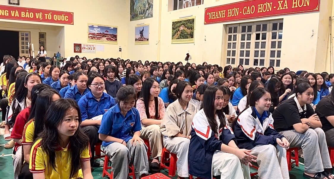 'A group of people sitting in chairs

Description automatically generated'