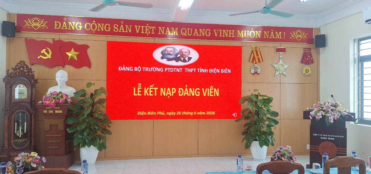 "Hạt giống đỏ" tự hào đứng vào hàng ngũ của Đảng dưới mái Trường PTDTNT THPT  tỉnh Điện Biên