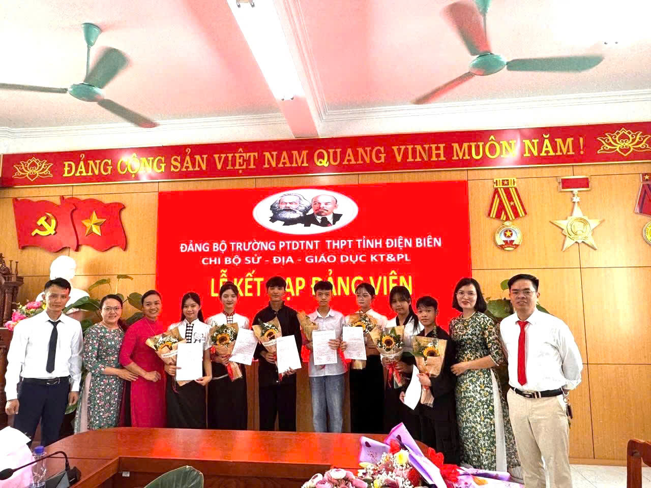 Tuổi trẻ trường PTDTNT THPT tỉnh Điện Biên - Tự hào đứng dưới cờ Đảng quang vinh